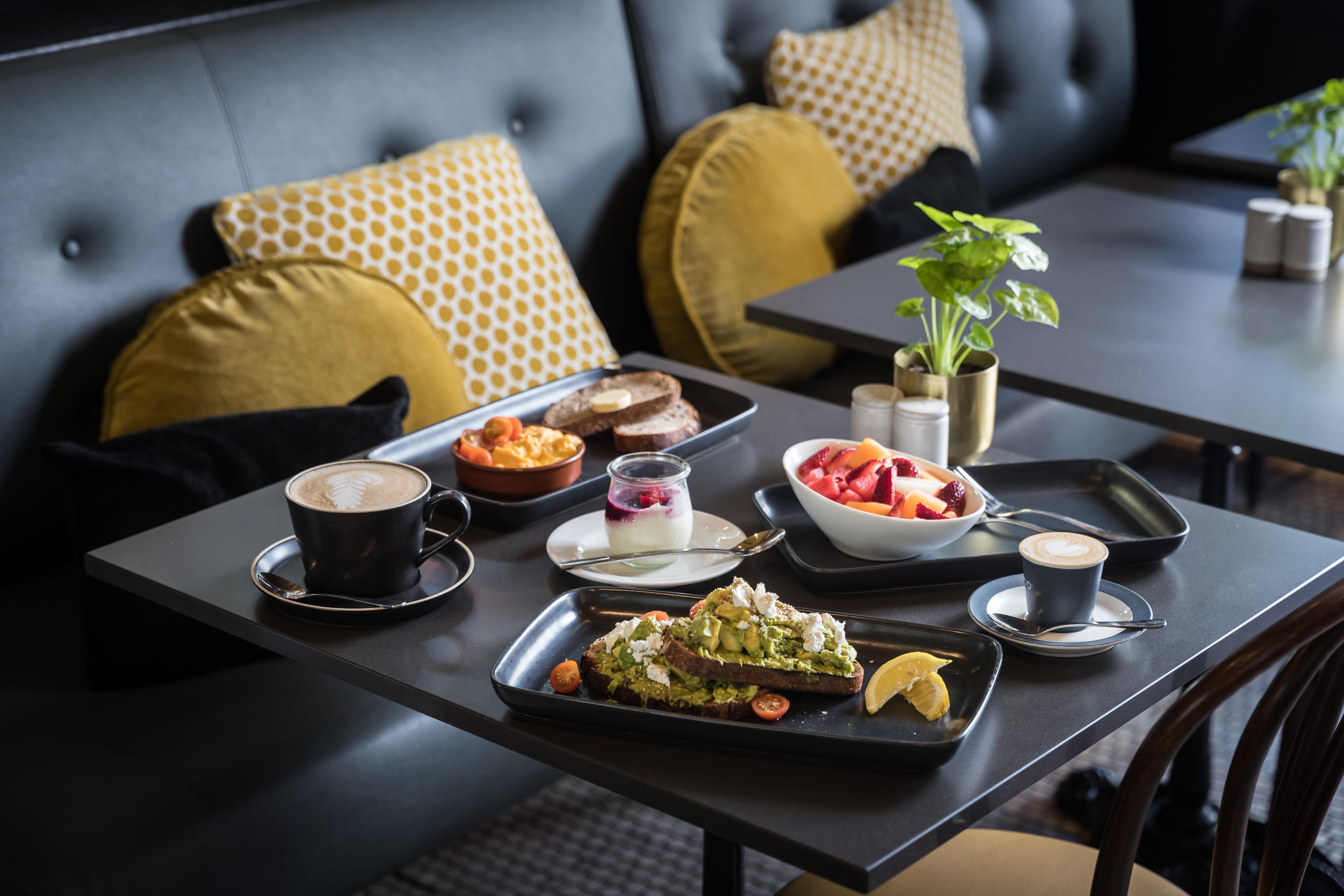 Ovolo The Valley Брісбен Екстер'єр фото A selection of food and drink at the restaurant