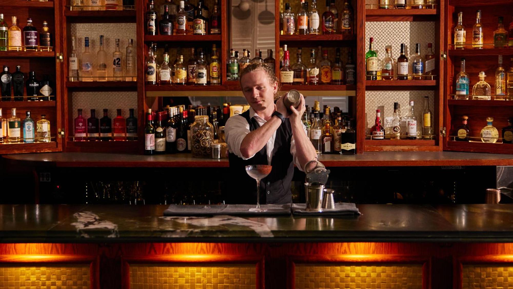 Ovolo The Valley Брісбен Екстер'єр фото A bartender at work